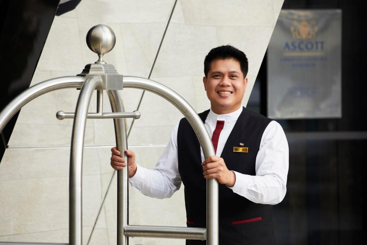 Ascott Embassy Sathorn Bangkok Otel Dış mekan fotoğraf A bellboy at Ascott Suites, Kuala Lumpur