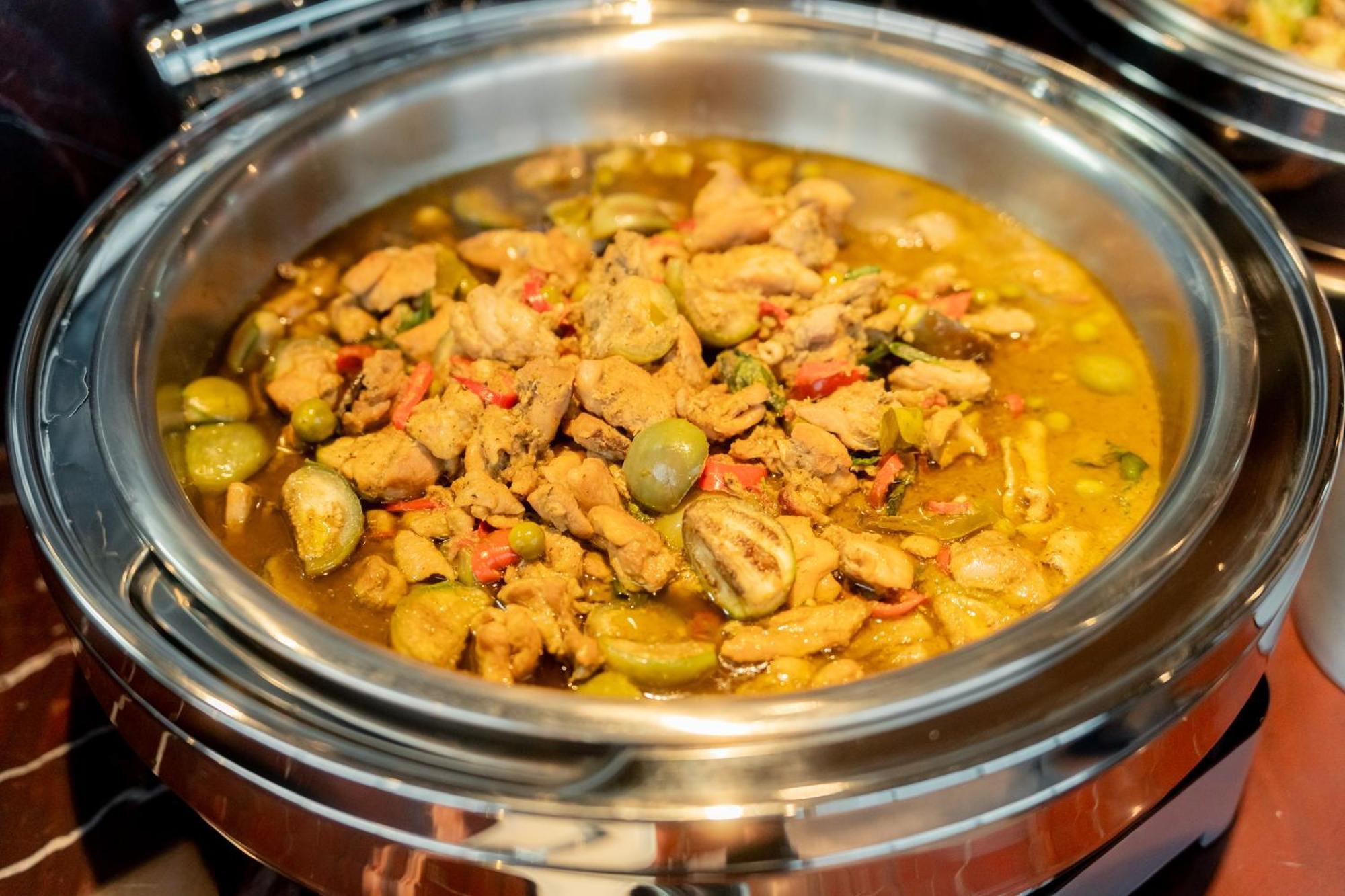 Ascott Embassy Sathorn Bangkok Otel Dış mekan fotoğraf A chafing dish
