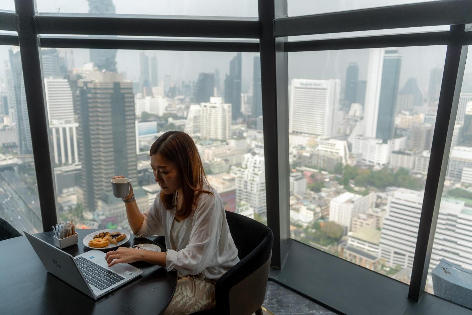 Ascott Embassy Sathorn Bangkok Otel Dış mekan fotoğraf A woman working in Bangkok