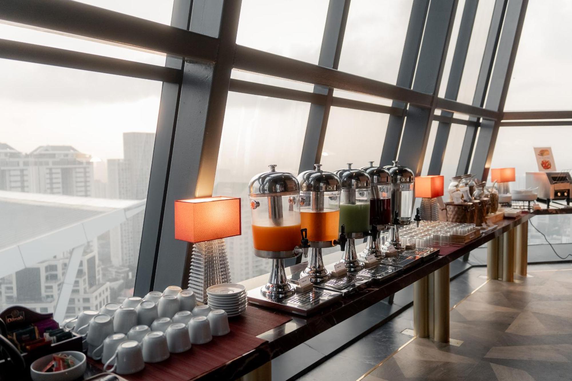 Ascott Embassy Sathorn Bangkok Otel Dış mekan fotoğraf The bar at the 83rd floor