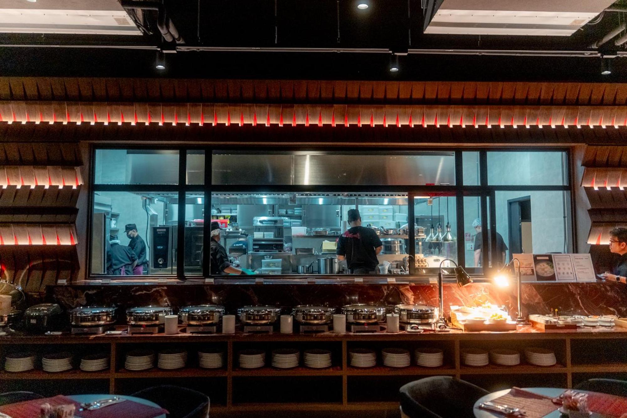 Ascott Embassy Sathorn Bangkok Otel Dış mekan fotoğraf The open kitchen at the restaurant