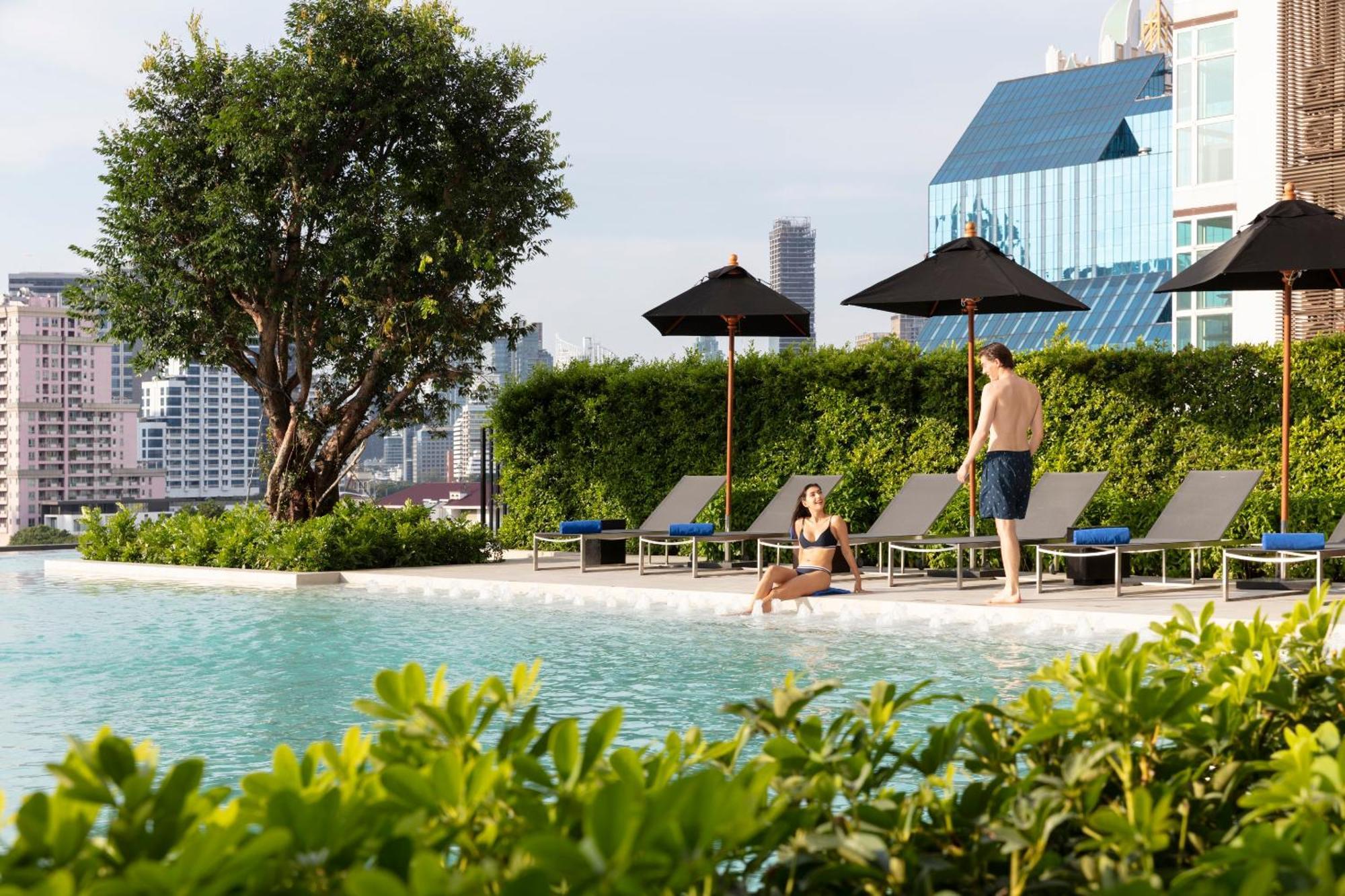 Ascott Embassy Sathorn Bangkok Otel Dış mekan fotoğraf The swimming pool at the hotel